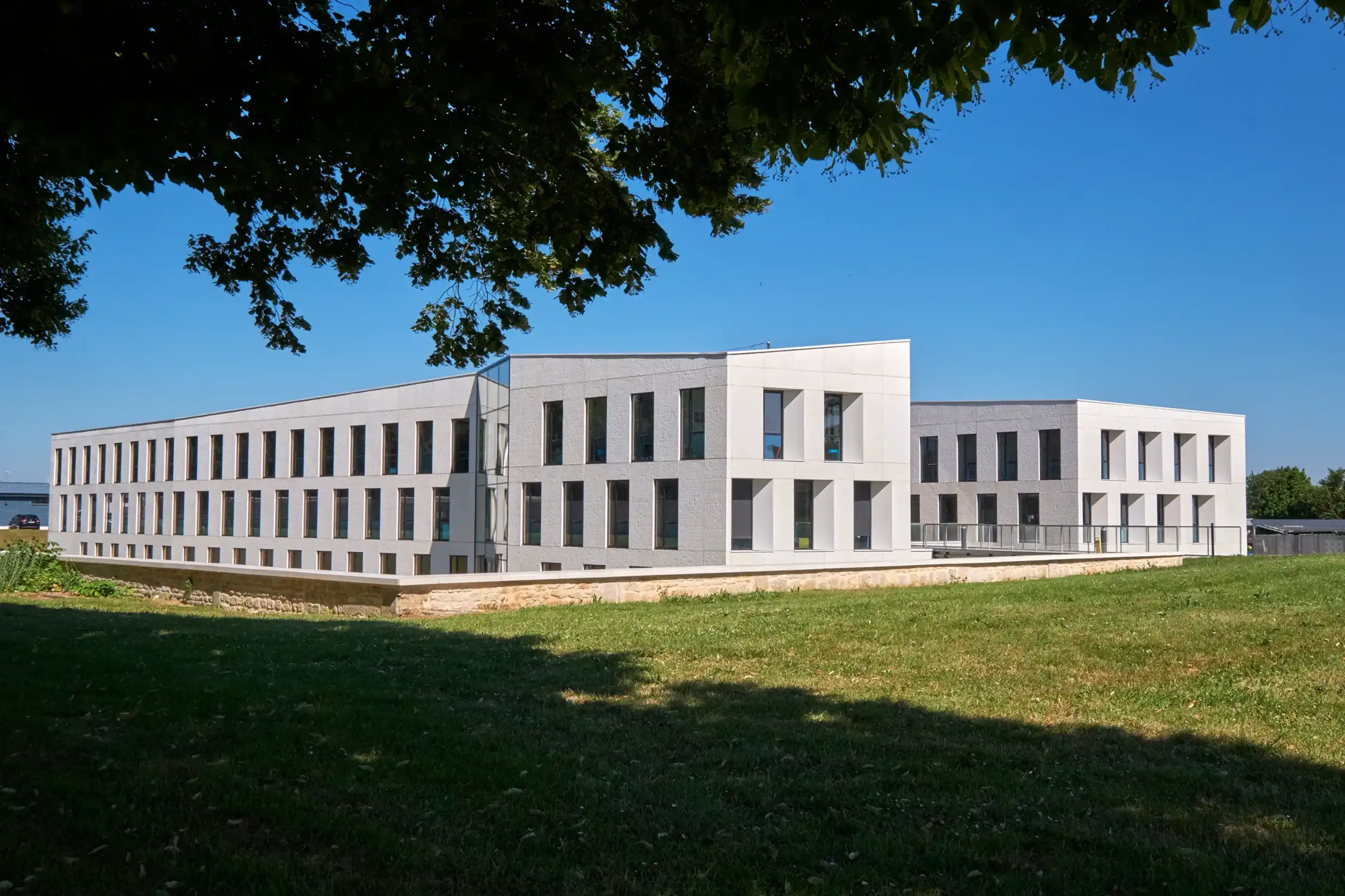 Hôtel de Région Normandie depuis le parc Michel-d’Ornano